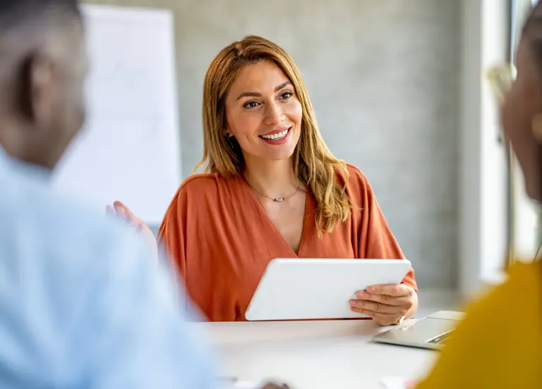 Homme et femme en visite chez l’agent d’assurance au bureau