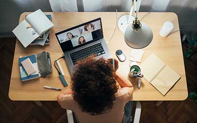 mulher em videoconferência