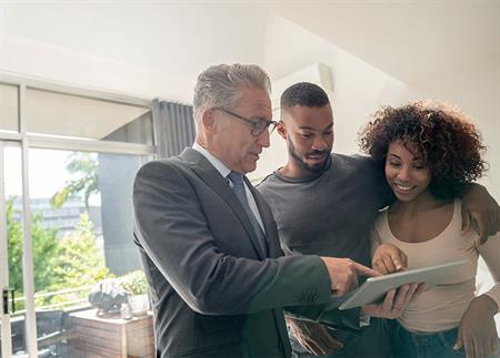 SIRVA-employee-speaking-with-transferee-family SIRVA-employee-speaking-with-transferee-family
